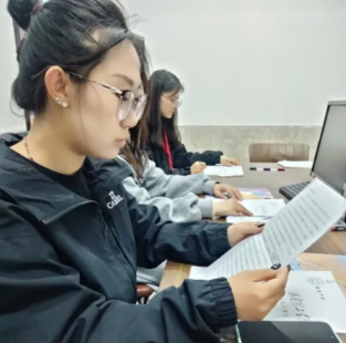 图书馆迎世界读书日，召开读者交流会