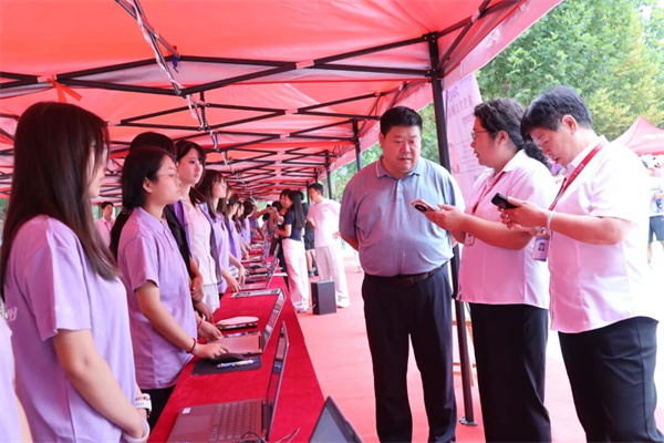 深耕迎新服务，传递育人温度——领导暖心走访经济学院新生报到现场