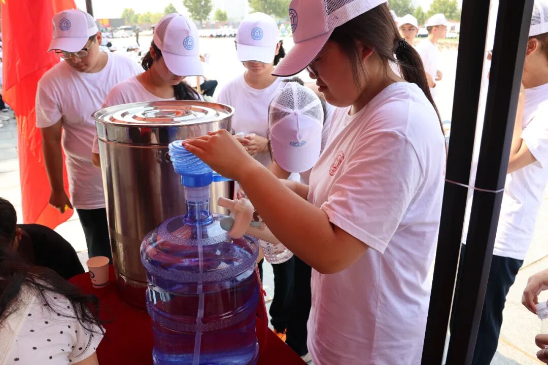情暖军训，爱心补给——经济学院设立军训爱心补给站