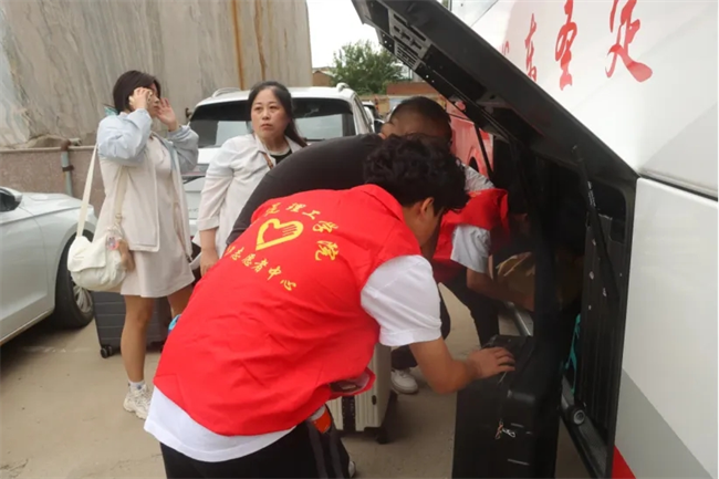 迎新启航，我们是最早出发的志愿者­——保定理工学院开展志愿者接站服务