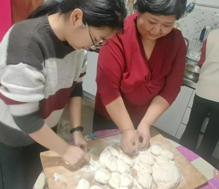 孝老爱亲传佳话，弘扬美德树新风——感恩教育