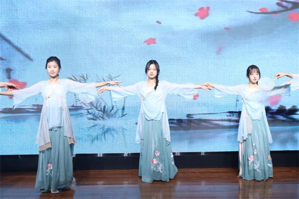 保定理工学院经济学院师生受邀参加保定市博物馆2024年度志愿者年会文艺演出