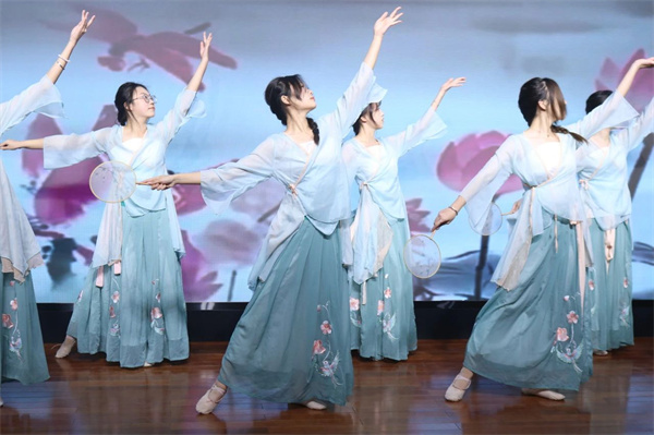 保定理工学院经济学院师生受邀参加保定市博物馆2024年度志愿者年会文艺演出