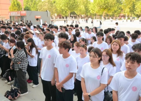 保定理工学院艺术学院 2025 级新生解锁图书馆“灵感密码”——入馆教育活动