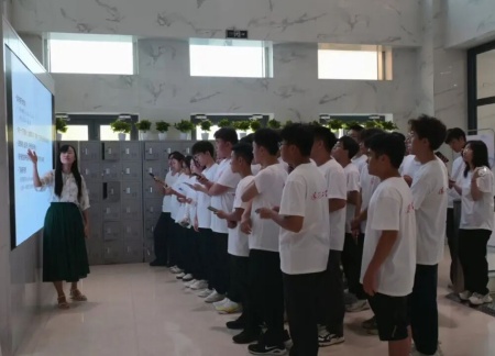 保定理工学院艺术学院 2025 级新生解锁图书馆“灵感密码”——入馆教育活动