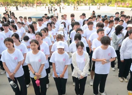 保定理工学院艺术学院 2025 级新生解锁图书馆“灵感密码”——入馆教育活动