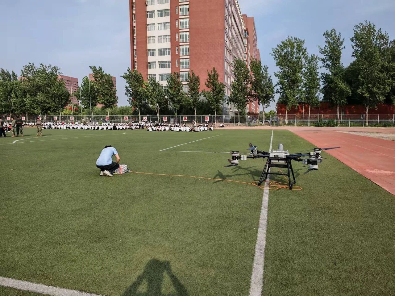 硬核守护！智能制造产业学院无人机为东院操场军训新生“云端送水”