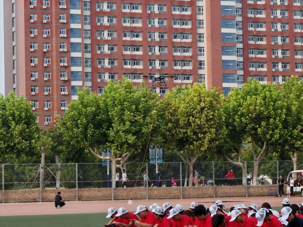 硬核守护！智能制造产业学院无人机为东院操场军训新生“云端送水”