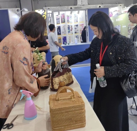 保定理工学院艺术学院师生参观2025河北国际工业设计周，助力设计人才培养