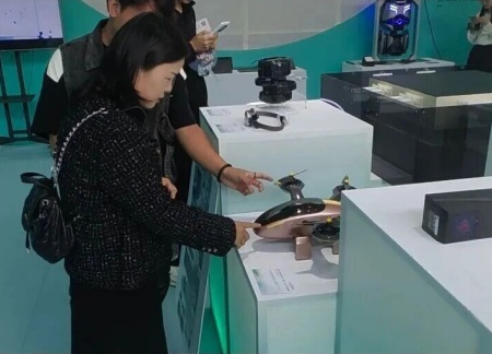 保定理工学院艺术学院师生参观2025河北国际工业设计周，助力设计人才培养