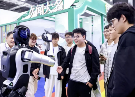 保定理工学院艺术学院师生参观2025河北国际工业设计周，助力设计人才培养