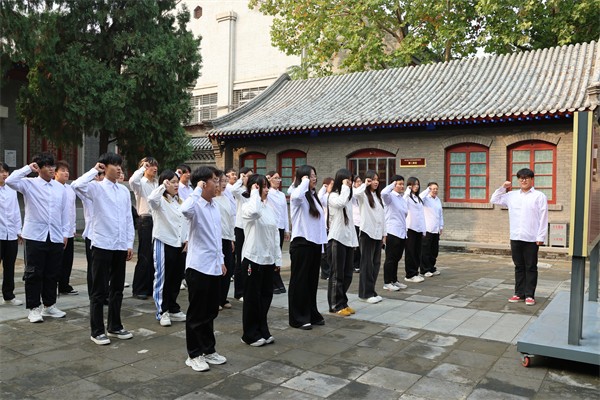 【团旗引路，育心铸魂】保定理工学院经济学院举行2025上半年第38期发展团员入团仪式暨留法勤工俭学运动纪念馆主题教育活动