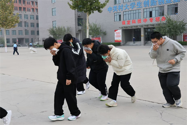 【火海砺行，安全筑基】经济学院联合康复医学院开展2025级新生消防逃生演练活动