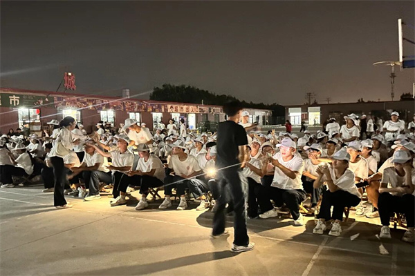 以“新”相待，共赴热爱——经济学院团总支学生会军训慰问演出圆满落幕