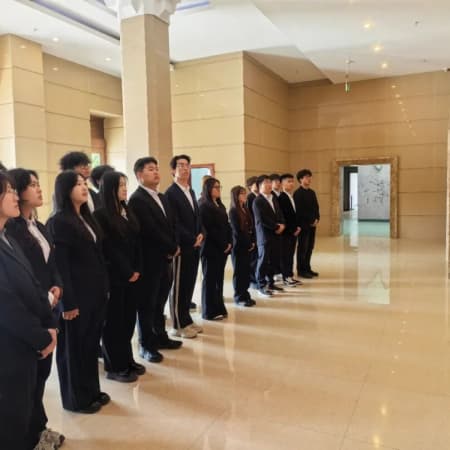 “致敬革命先烈，让信仰之光在清明闪耀”