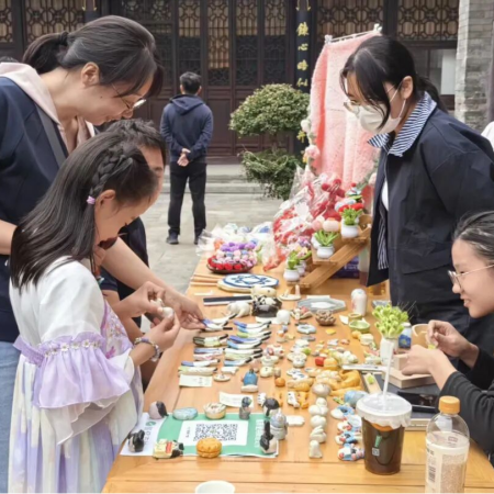 “古建承文脉，巧手庆华诞”