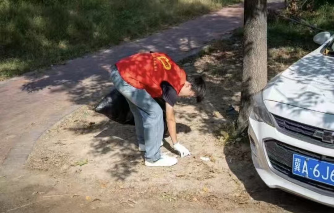 扮靓南湖景——保定理工学院志愿者开展环境维护活动