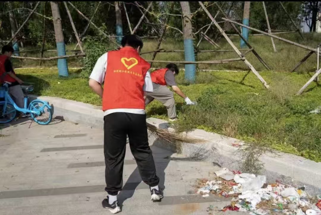 扮靓南湖景——保定理工学院志愿者开展环境维护活动