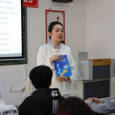 “奋斗青春，筑梦未来” ——保定理工学院执行董事长王美新为我院 学子讲授职业生涯规划课