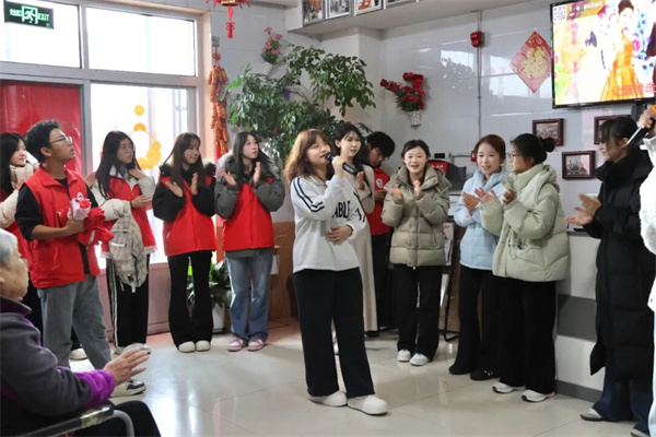 情暖桑榆，志愿同行——保定理工学院经济学院志愿者走进金福泰老年公寓开展暖心服务