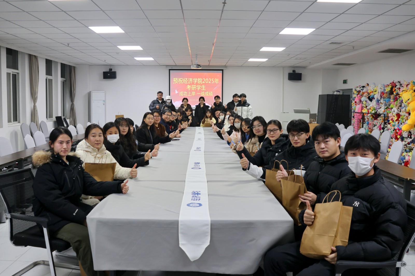 经济学院为2025年考研学子发放暖心大礼包