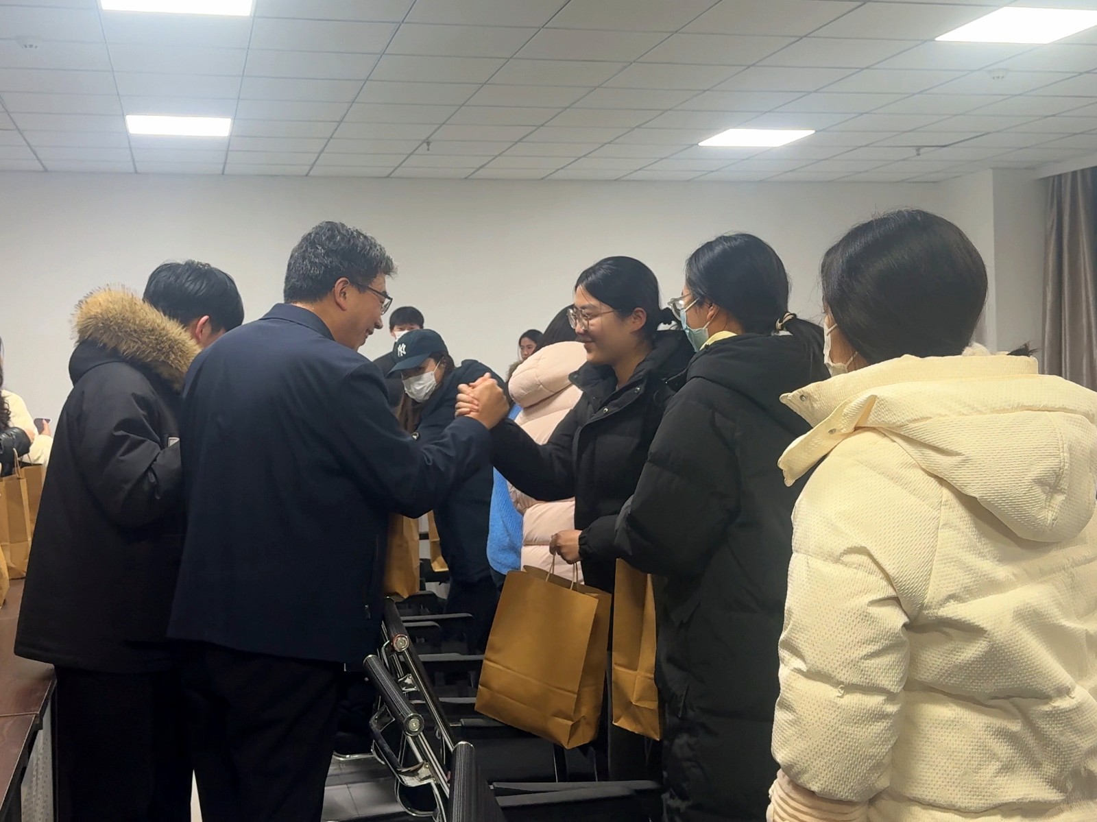 经济学院为2025年考研学子发放暖心大礼包