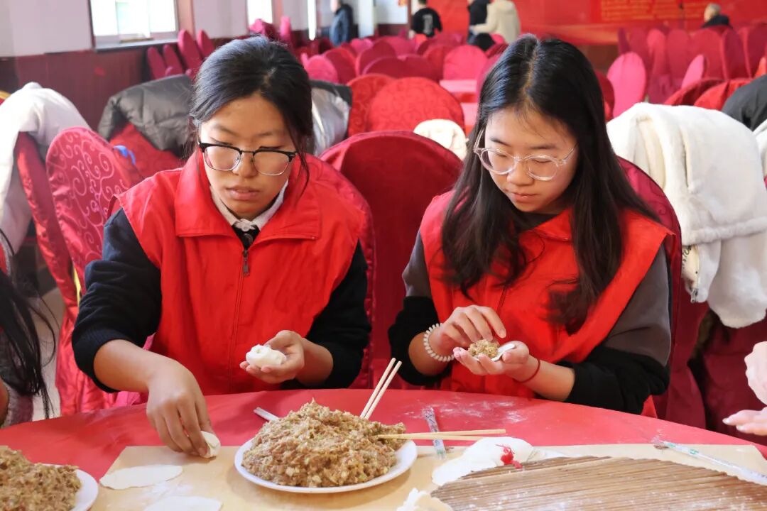 【情暖冬至，邻里共飨】保定理工学院经济学院志愿者走进东小庄村开展“冬至送暖，志愿同行”主题冬至饺子宴活动