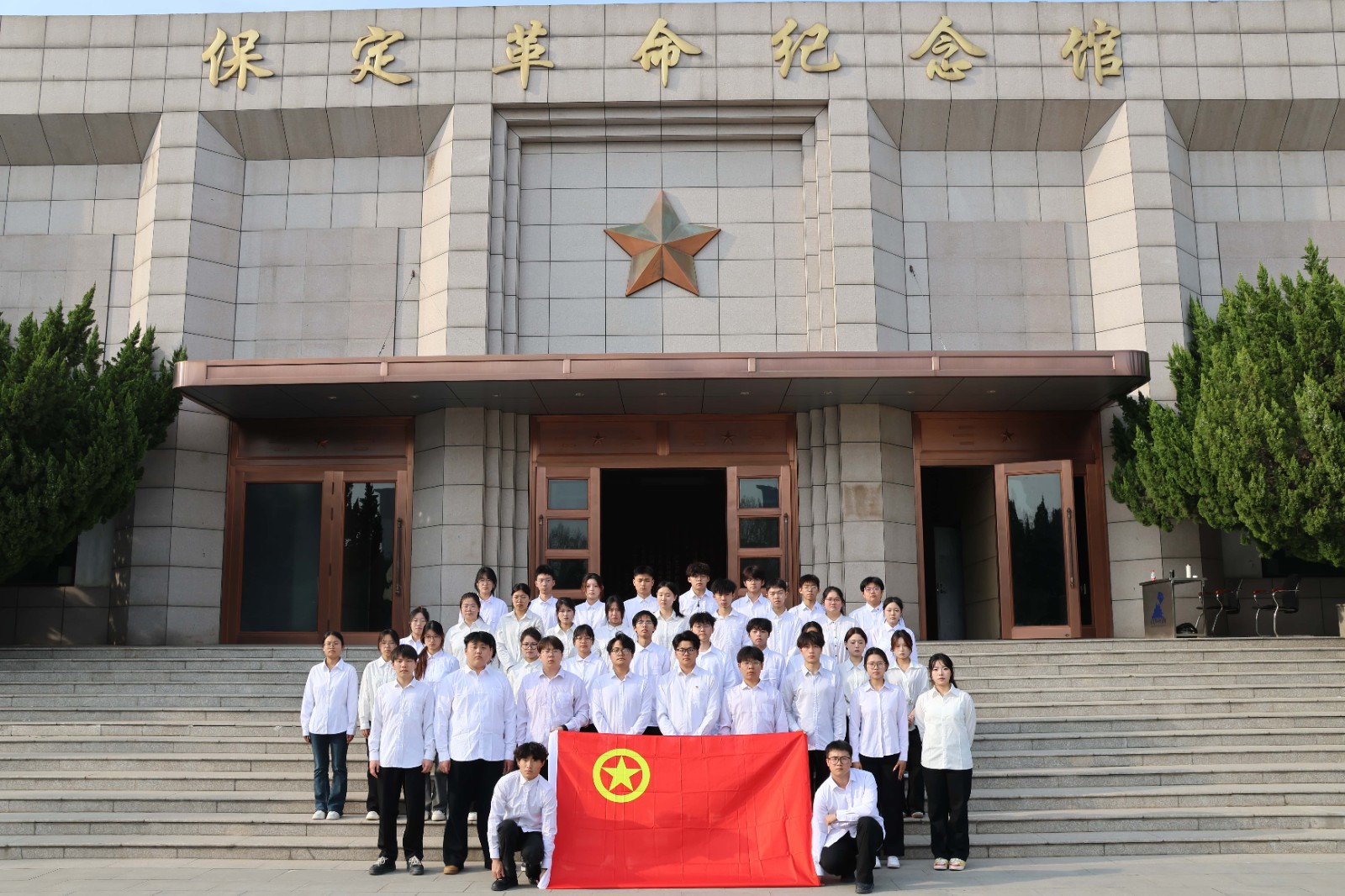 清明祭忠魂，缅怀砺初心——保定理工学院经济学院开展清明节祭扫烈士陵园主题活动