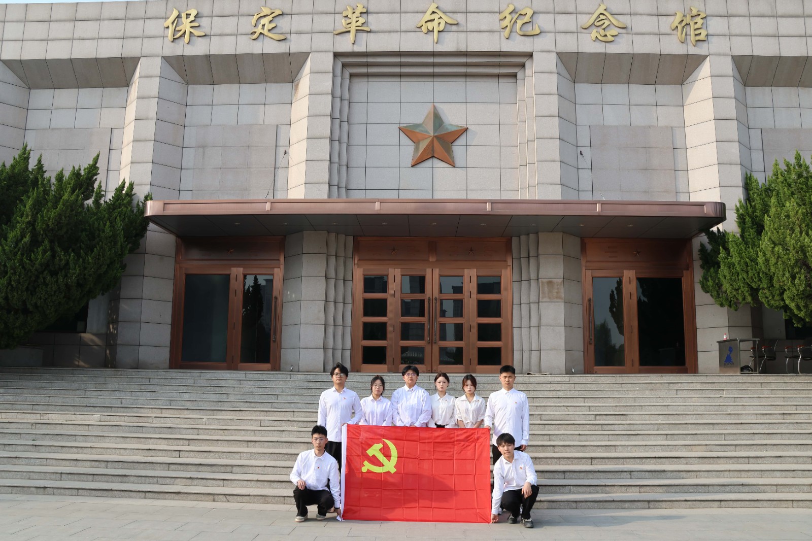 清明祭忠魂，缅怀砺初心——保定理工学院经济学院开展清明节祭扫烈士陵园主题活动