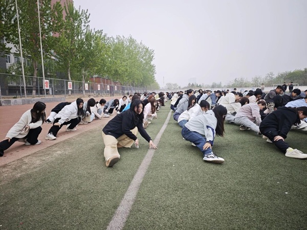 四月燃动青春 晨跑涵养学风|保定理工学院管理学院阳光体育活动启幕