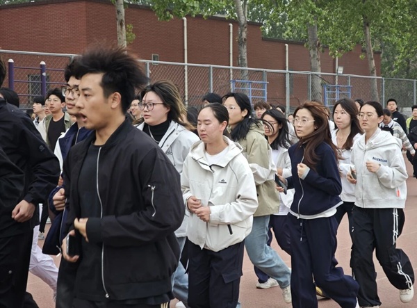 四月燃动青春 晨跑涵养学风|保定理工学院管理学院阳光体育活动启幕