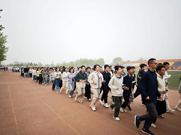 四月燃动青春 晨跑涵养学风|保定理工学院管理学院阳光体育活动启幕