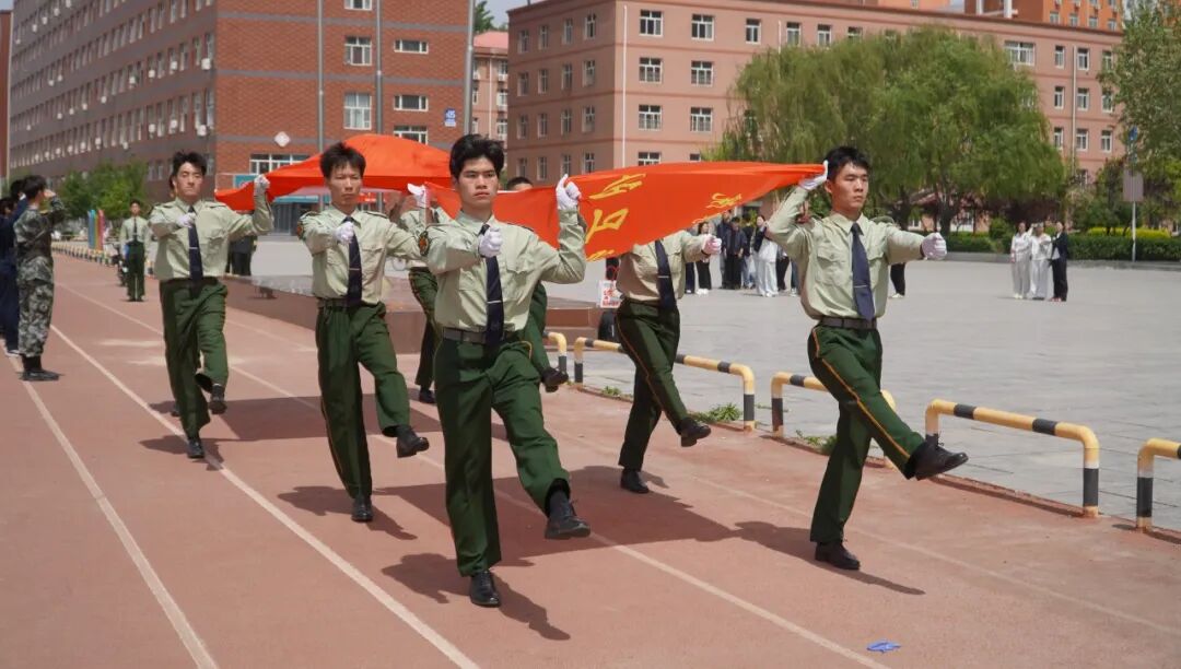【国旗护卫队】保定理工学院国旗护卫队举行第二十一届接旗暨授臂章仪式