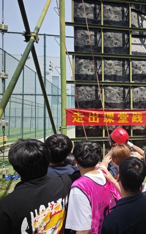 思政引领铸魂 体验赋能育人|保定理工学院管理学院开展体验式拓展实践活动