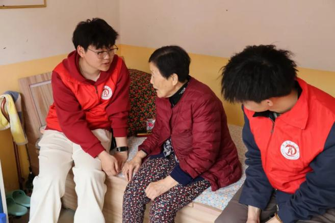 感恩回馈传温暖 青春担当显情怀——康复医学院受助学子开展主题志愿服务活动