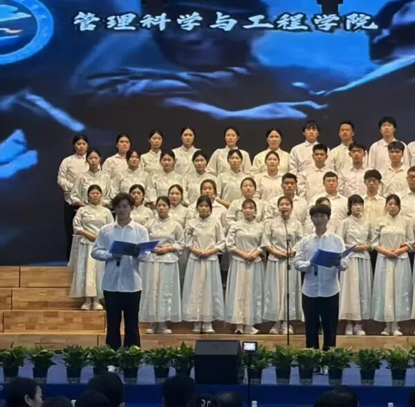 五四薪火传 青春赴新程|保定理工学院管理学院学子在纪念五四运动107周年表彰暨朗诵大会中展现青春担当