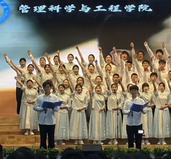 五四薪火传 青春赴新程|保定理工学院管理学院学子在纪念五四运动107周年表彰暨朗诵大会中展现青春担当