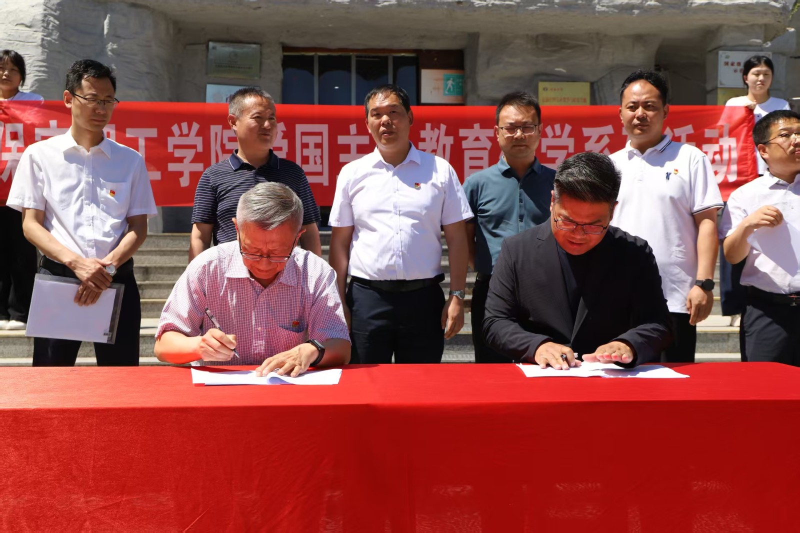 传承红色基因 深耕思政教育 ——保定理工学院赴涞源抗战纪念馆等参观 研学开展“太行山上行走的思政课”