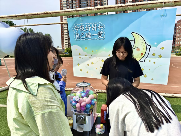 心理中心×教育学院 | 躺进云朵窝,愿你夜夜皆好梦 | 云端睡眠治愈展温暖举办