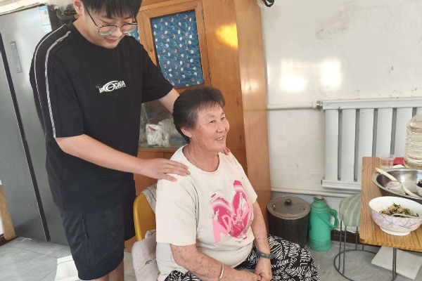 温情伴长辈，孝心润人心——经济学院学子暑期暖心敬老在行动第二期