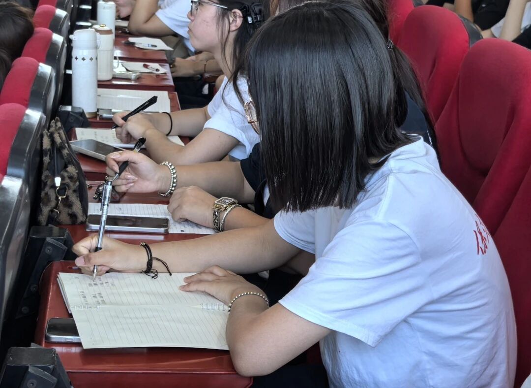 榜样引航启新程 管理科学与工程学院举办2026级新生入学教育校友分享会