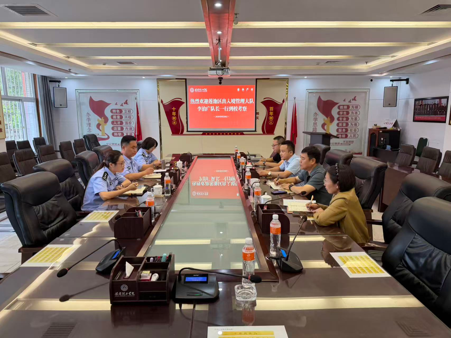 保定理工学院与保定市莲池区出入 管理大队召开外教管理与服务对接座谈会