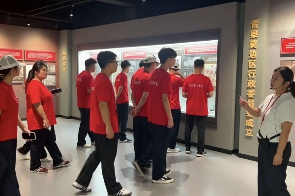赓续红色血脉，汲取奋进力量——经济学院新生参观保定理工学院红色展馆